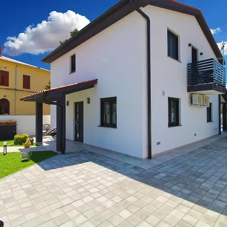 Сasa de vacaciones Family Friendly House With A Swimming Pool Galizana, Fazana - 20593 *