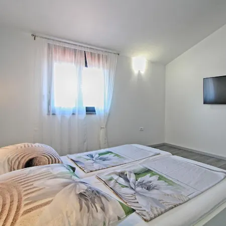 Family Friendly House With A Swimming Pool Galizana, Fazana - 20593