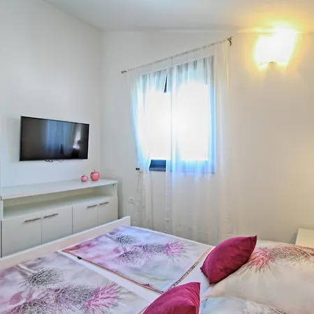 Family Friendly House With A Swimming Pool Galizana, Fazana - 20593 度假居