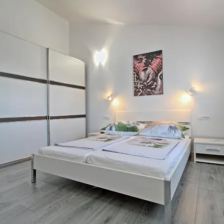 度假居 Family Friendly House With A Swimming Pool Galizana, Fazana - 20593 *